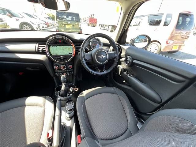 BMW MINI COOPER D 5D 2018 Image 31