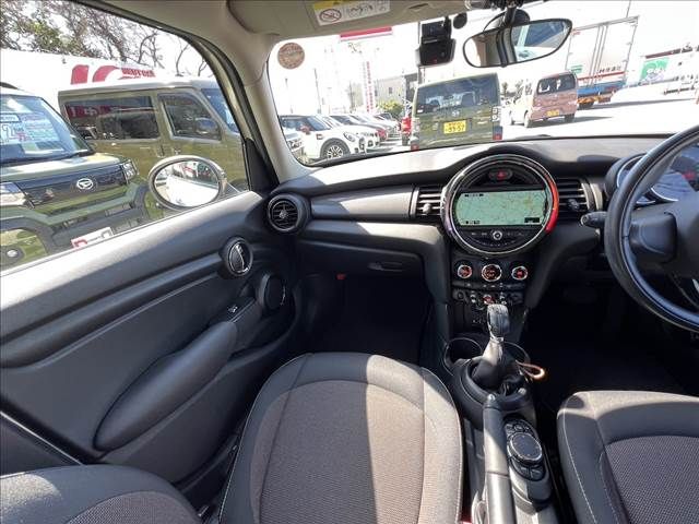 BMW MINI COOPER D 5D 2018 Image 31