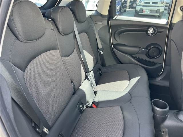 BMW MINI COOPER D 5D 2018 Image 31