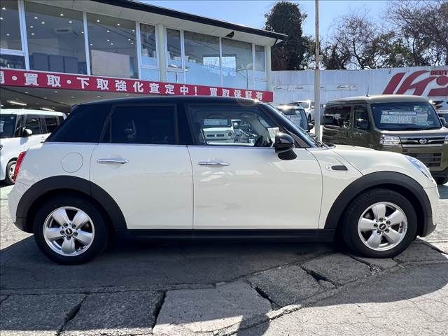 BMW MINI COOPER D 5D 2018 Image 31