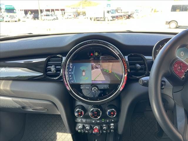 BMW MINI COOPER D 5DOOR 2024 Image 31