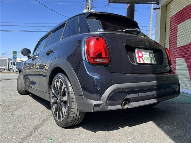 BMW MINI COOPER D 5DOOR 2024 Image 31