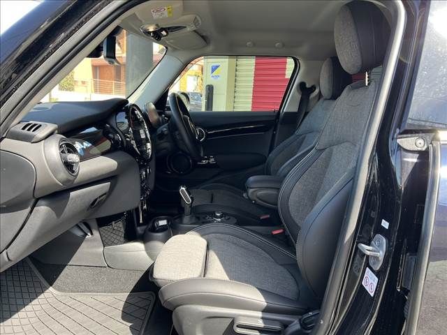 BMW MINI COOPER D 5DOOR 2024 Image 31