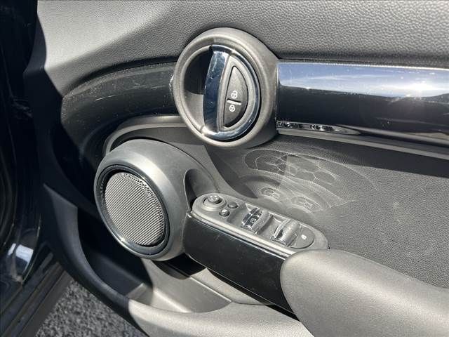 BMW MINI COOPER D 5DOOR 2024 Image 31