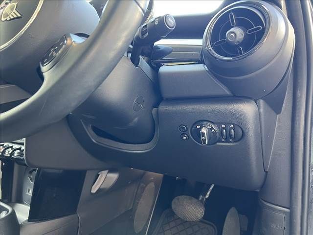 BMW MINI COOPER D 5DOOR 2024 Image 31