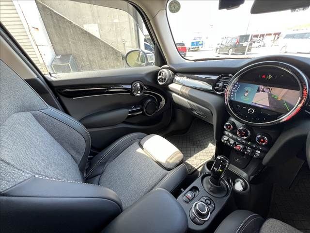 BMW MINI COOPER D 5DOOR 2024 Image 31