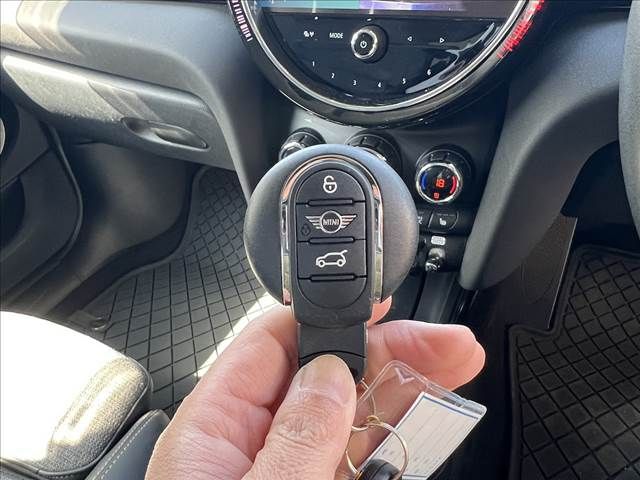 BMW MINI COOPER D 5DOOR 2024 Image 31