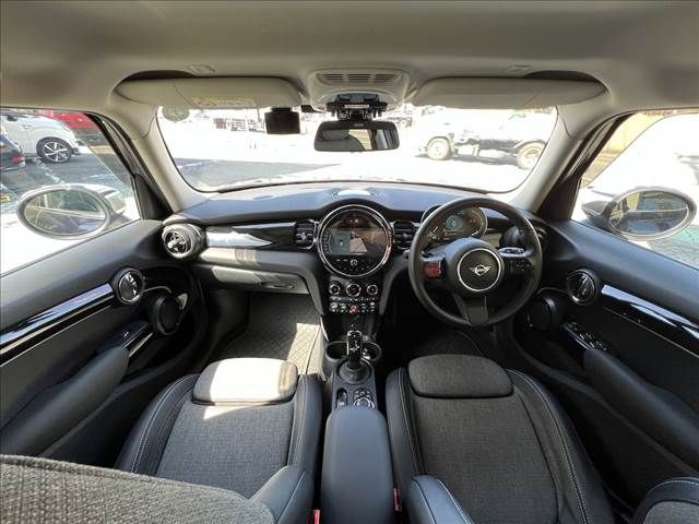 BMW MINI COOPER D 5DOOR 2024 Image 31