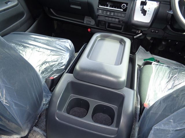 TOYOTA HIACE VAN 4WD 2026 Image 31