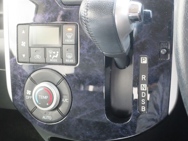 DAIHATSU TANTO CUSTOM 4WD 2016 Image 31