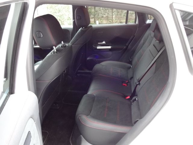 MERCEDES BENZ EQA 2024 Image 31