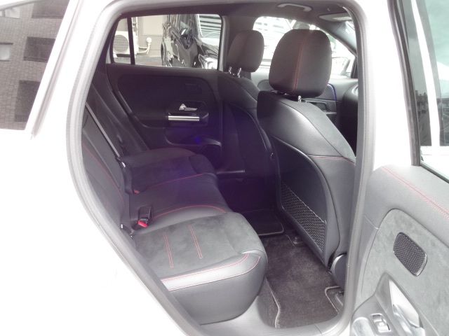 MERCEDES BENZ EQA 2024 Image 31