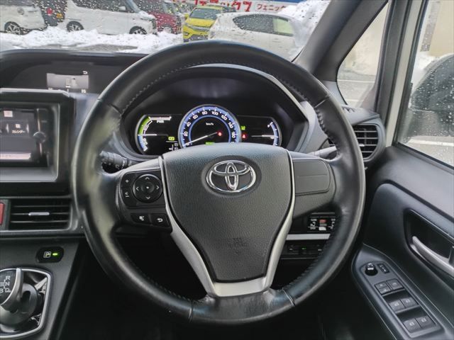 TOYOTA NOAH HYBRID 2016 Image 31