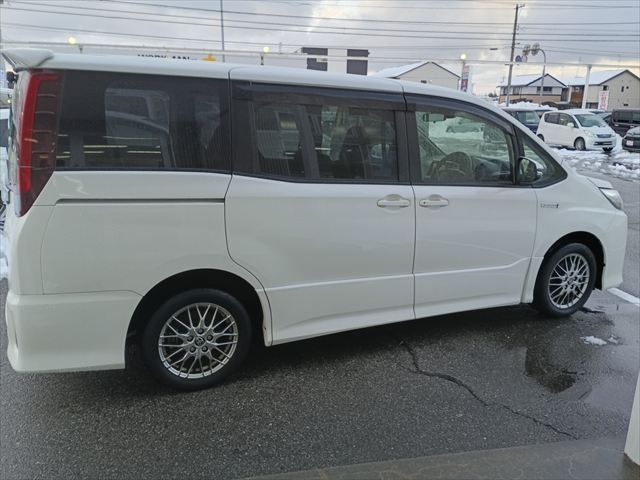 TOYOTA NOAH HYBRID 2016 Image 31