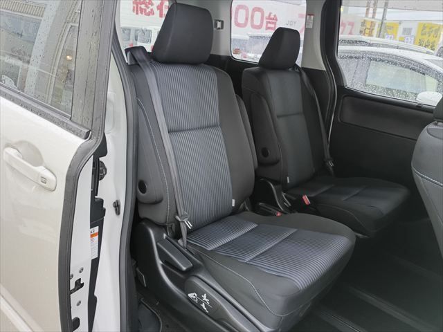 TOYOTA NOAH HYBRID 2016 Image 31