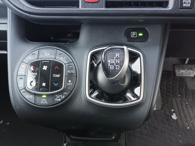 TOYOTA NOAH HYBRID 2016 Image 31