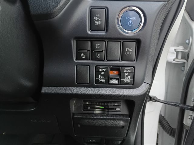 TOYOTA NOAH HYBRID 2016 Image 31