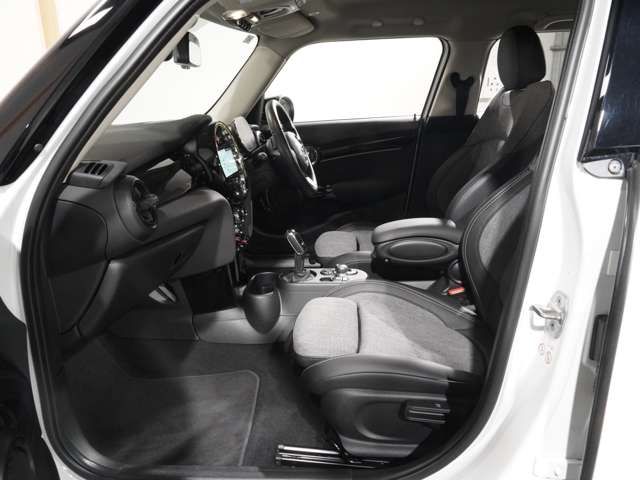 BMW MINI COOPER SD 5DOOR 2023 Image 31