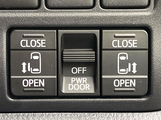 TOYOTA VOXY 2017 Image 31