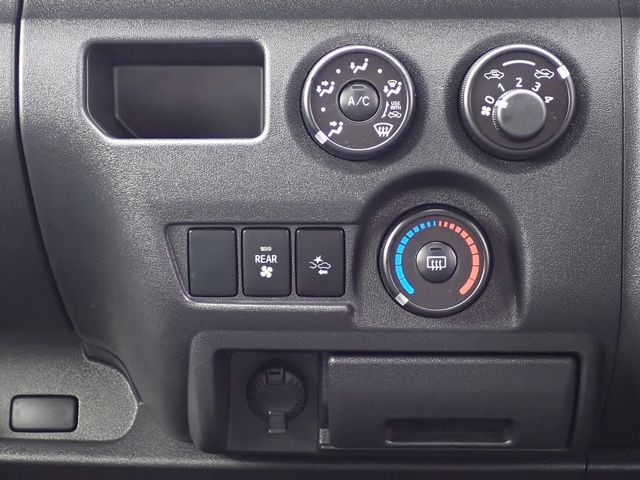 TOYOTA HIACE VAN 1.25T 2WD 2020 Image 31