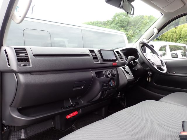 TOYOTA HIACE VAN 1.25T 2WD 2020 Image 31