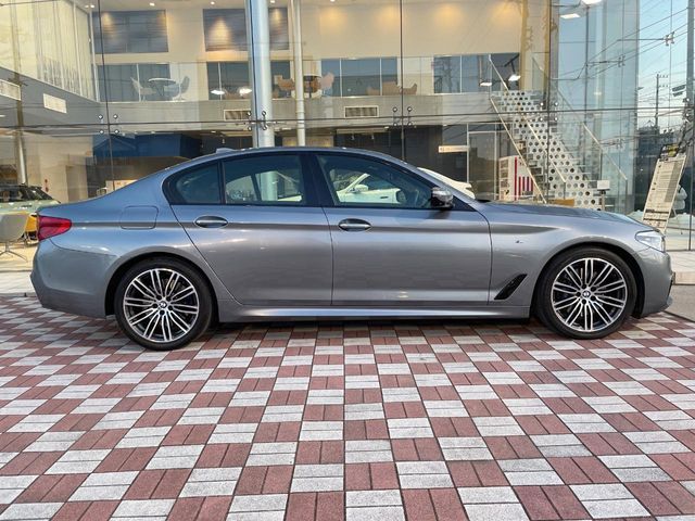BMW 5SERIES SEDAN 2018 Image 31