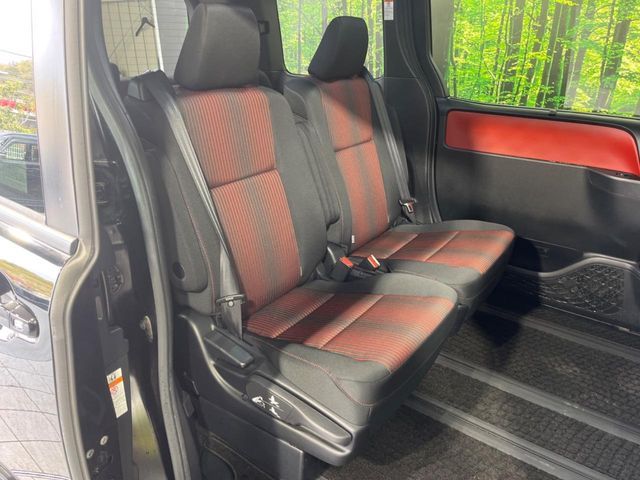 TOYOTA VOXY HYBRID 2018 Image 31