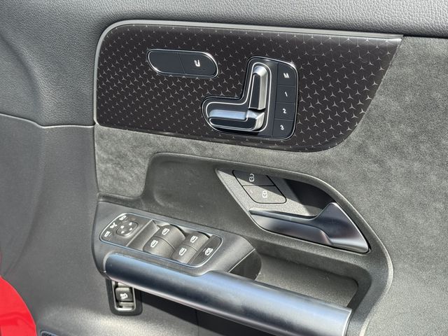 MERCEDES BENZ EQA 2024 Image 31