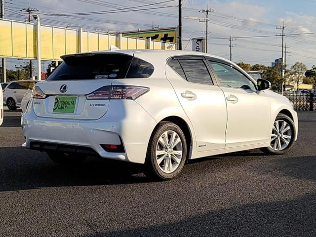 TOYOTA LEXUS CT200H 2016 Image 31