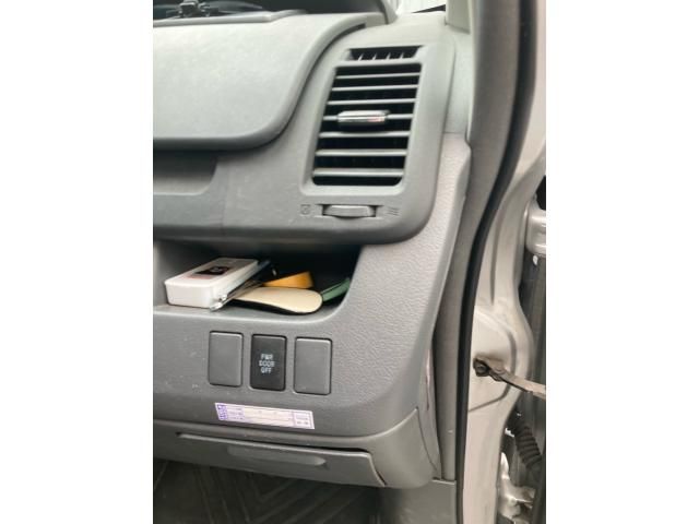 TOYOTA VOXY 2008 Image 31