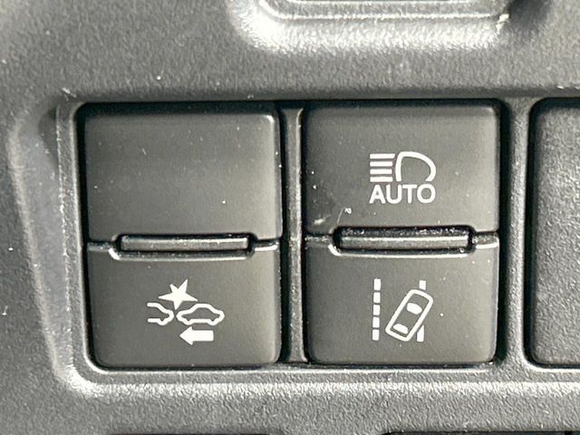 TOYOTA VOXY 2018 Image 31