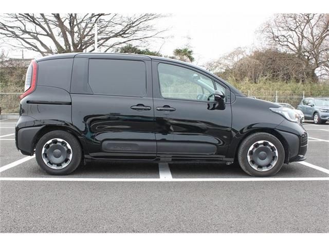 TOYOTA SIENTA HYBRID 2025 Image 31