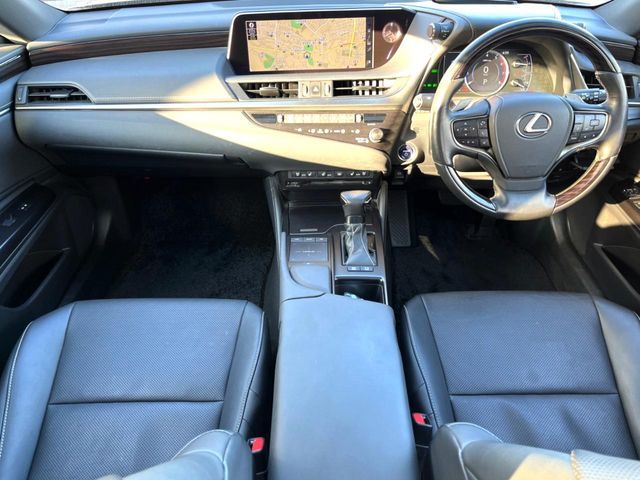 TOYOTA LEXUS ES300H 2019 Image 31