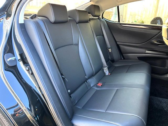 TOYOTA LEXUS ES300H 2019 Image 31