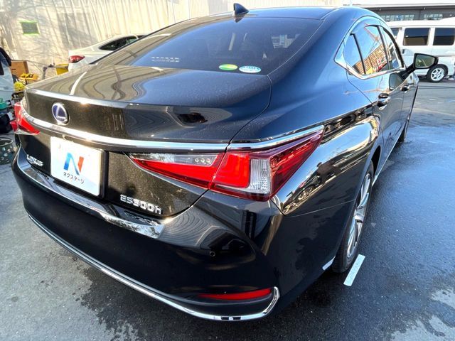 TOYOTA LEXUS ES300H 2019 Image 31