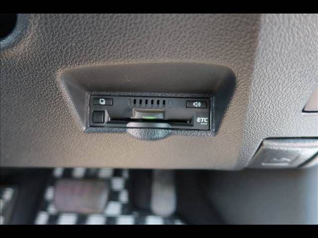 TOYOTA PRIUS 2017 Image 31