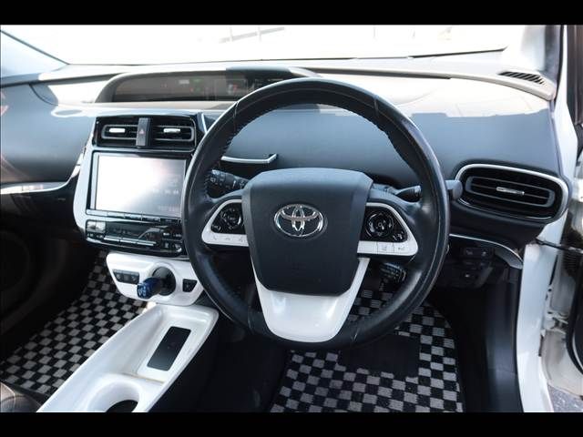 TOYOTA PRIUS 2017 Image 31