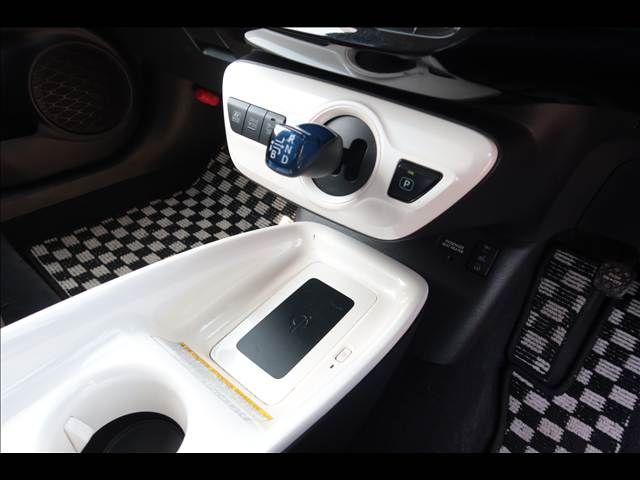 TOYOTA PRIUS 2017 Image 31