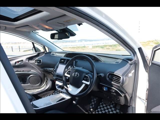 TOYOTA PRIUS 2017 Image 31