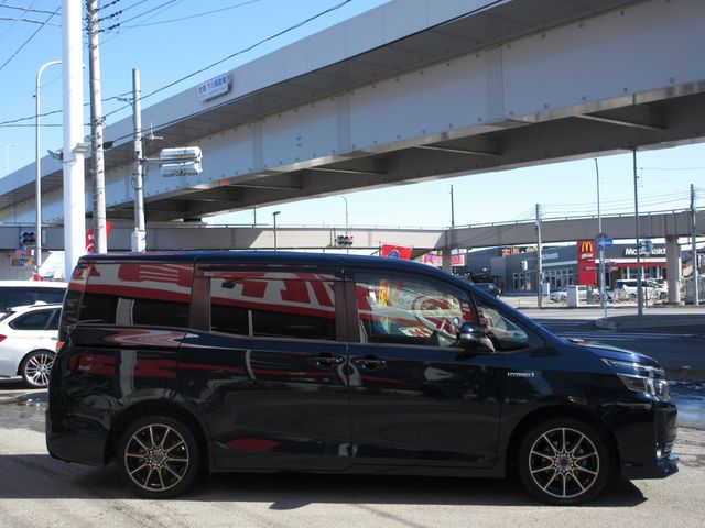 TOYOTA VOXY HYBRID 2014 Image 31