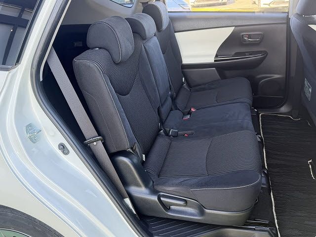 TOYOTA PRIUS ALPHA 2018 Image 31