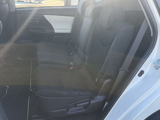 TOYOTA PRIUS ALPHA 2018 Image 31