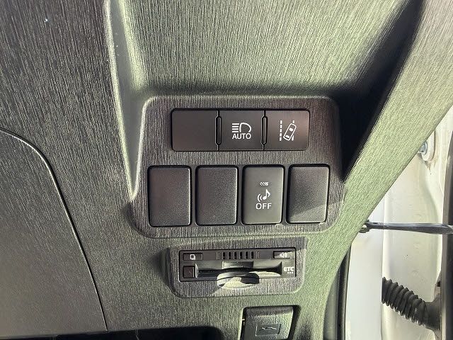 TOYOTA PRIUS ALPHA 2018 Image 31