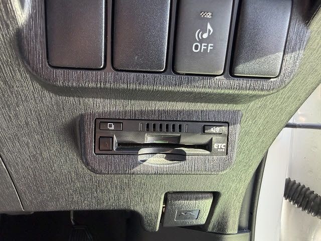 TOYOTA PRIUS ALPHA 2018 Image 31