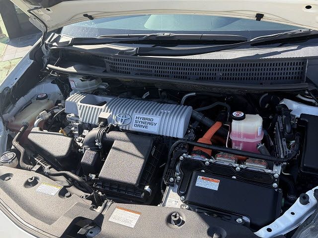 TOYOTA PRIUS ALPHA 2018 Image 31