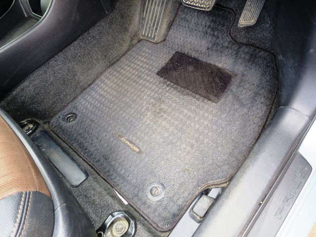 TOYOTA PRIUS 2012 Image 31