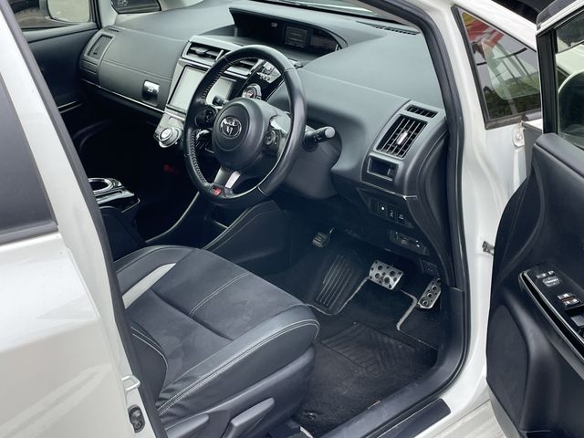 TOYOTA PRIUS ALPHA 2018 Image 31