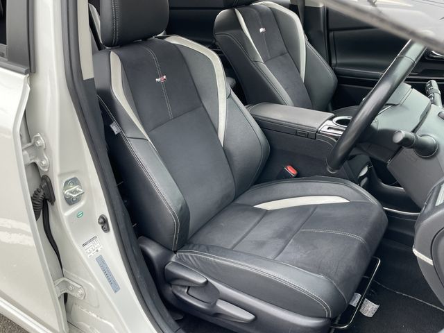 TOYOTA PRIUS ALPHA 2018 Image 31