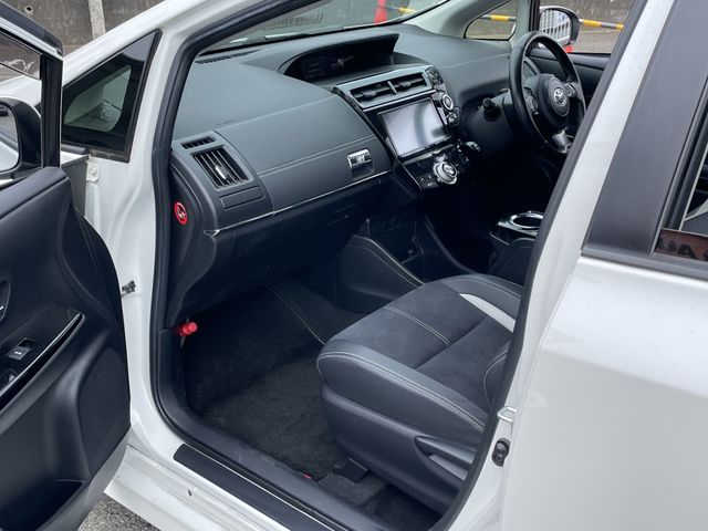 TOYOTA PRIUS ALPHA 2018 Image 31