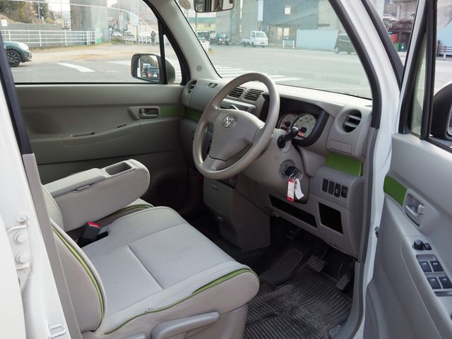 TOYOTA PIXIS SPACE 2013 Image 31